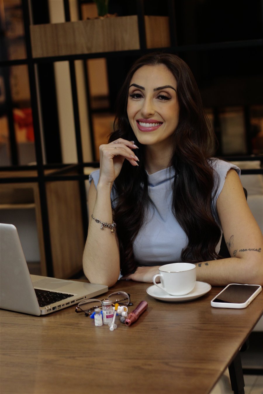 Dra. Natasha Aziz Touma em ambiente profissional
